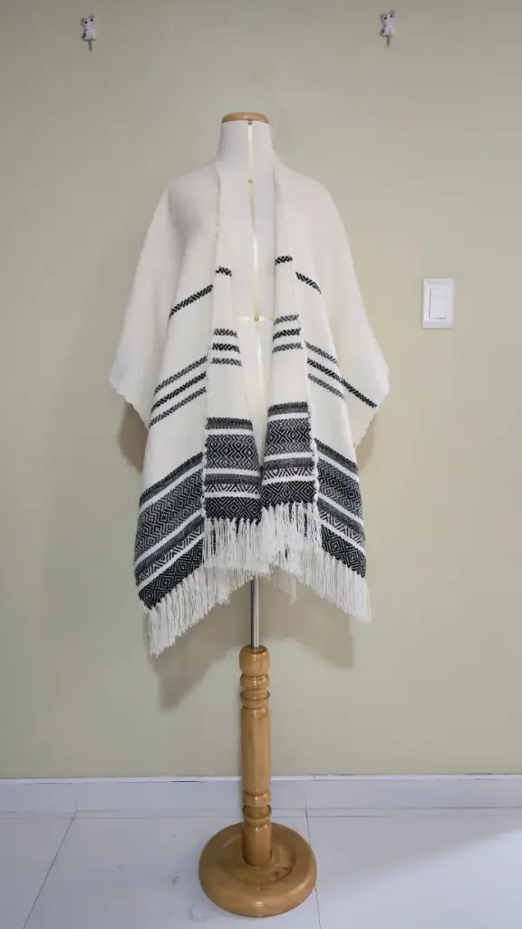 Ruana Blanca con Franjas