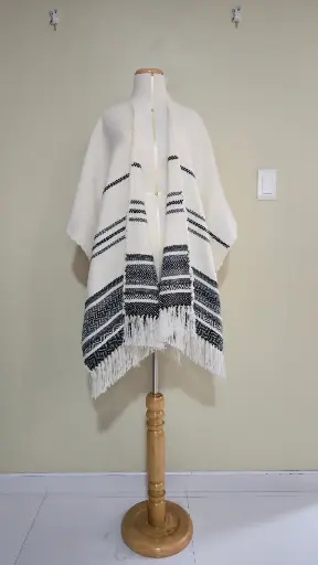 Ruana Blanca con Franjas